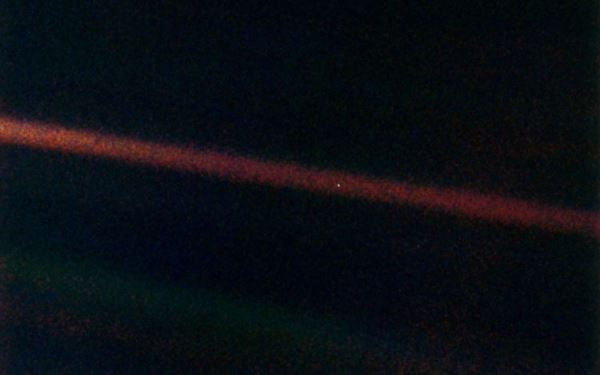 В честь 30-летия фотографии нашей планеты, NASA обновили “бледно-голубую точку”