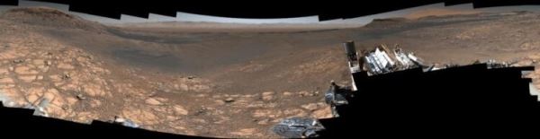 НАСА показало инопланетные пейзажи Марса со следами марсохода «Кьюриосити»