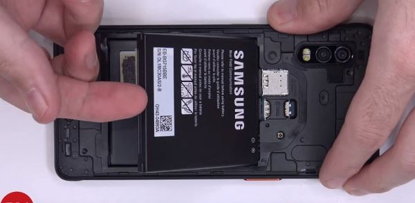 Единственный актуальный смартфон Samsung со съёмным аккумулятором? Разборка Galaxy Xcover Pro навевает ностальгию