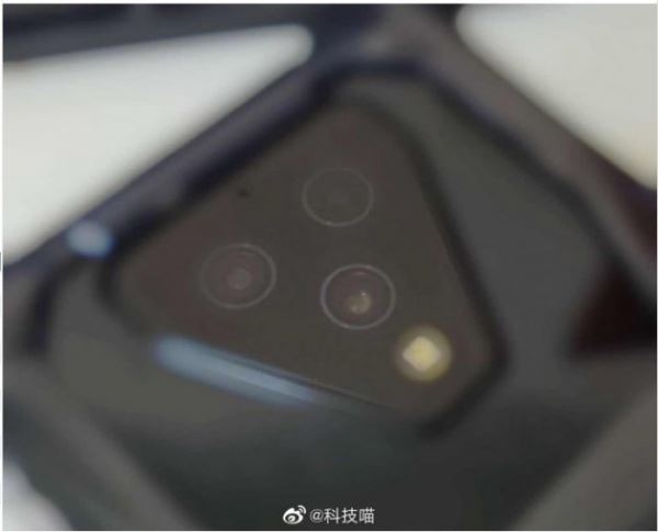 <br />
        Появился рендер Xiaomi Black Shark 3 с треугольным блоком камер<br />
    